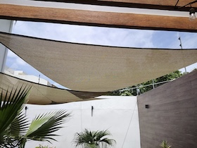 Découvrez nos voiles d’ombrage Coolaroo pour terrasse, jardin et piscine en France : toile respirante, haute protection UV, plusieurs formes et couleurs.