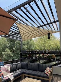 Découvrez nos voiles d’ombrage Coolaroo pour terrasse, jardin et piscine en France : toile respirante, haute protection UV, plusieurs formes et couleurs.