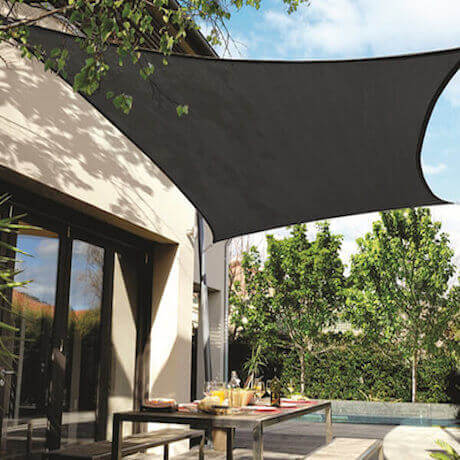 installation de voile d’ombrage sur terrasse moderne